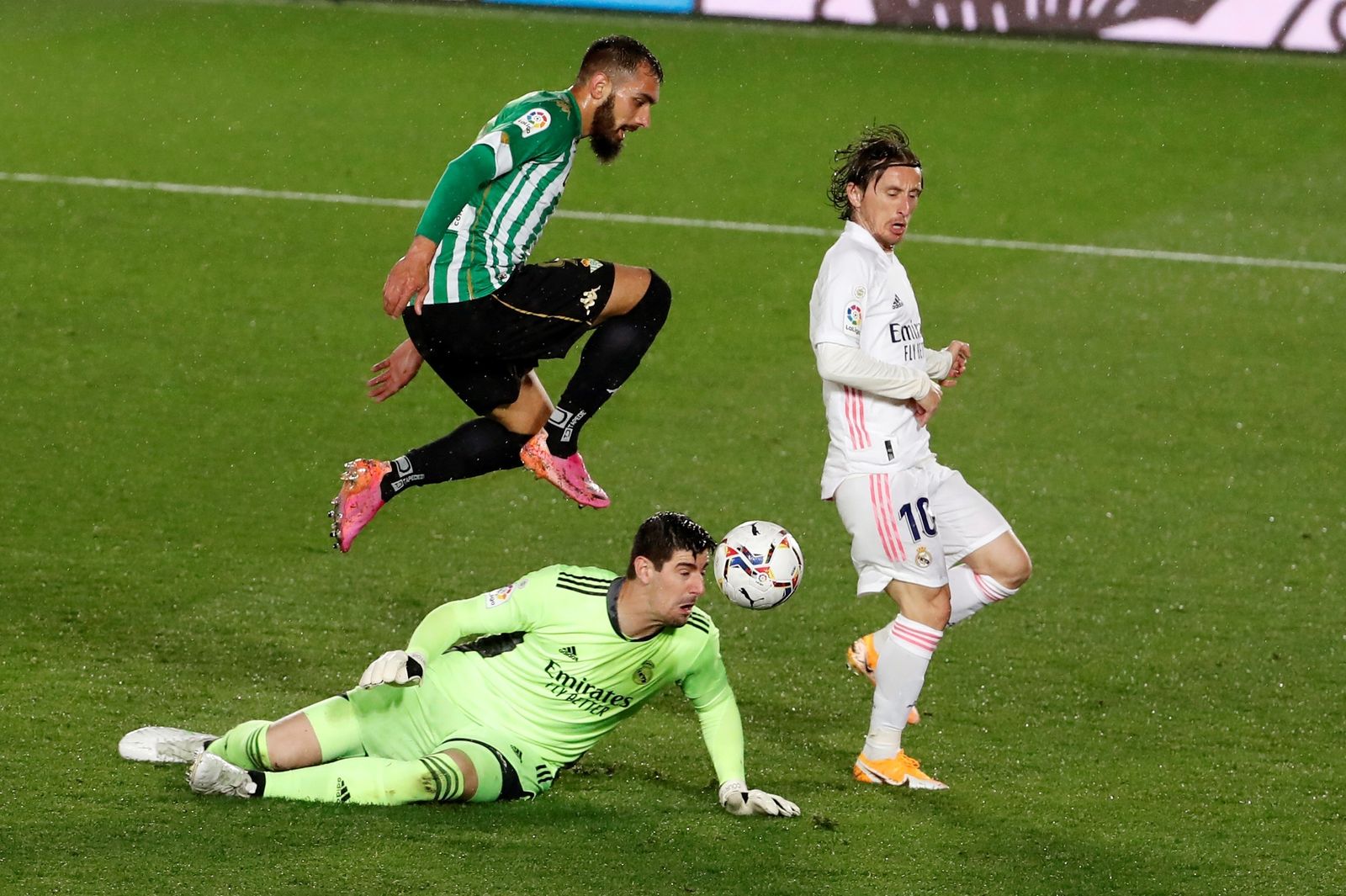Luka Modric y el portero belga Thibaut Courtois pelean un balón con Borja Iglesias