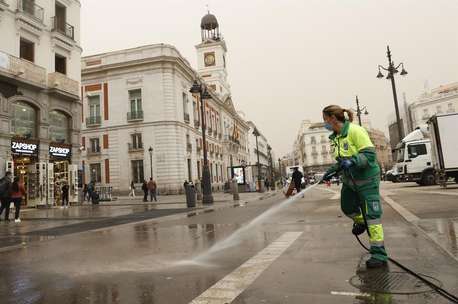 Lluvia de barro: así se ha teñido Madrid y varios 'desastres' provocados por la Filomena naranja