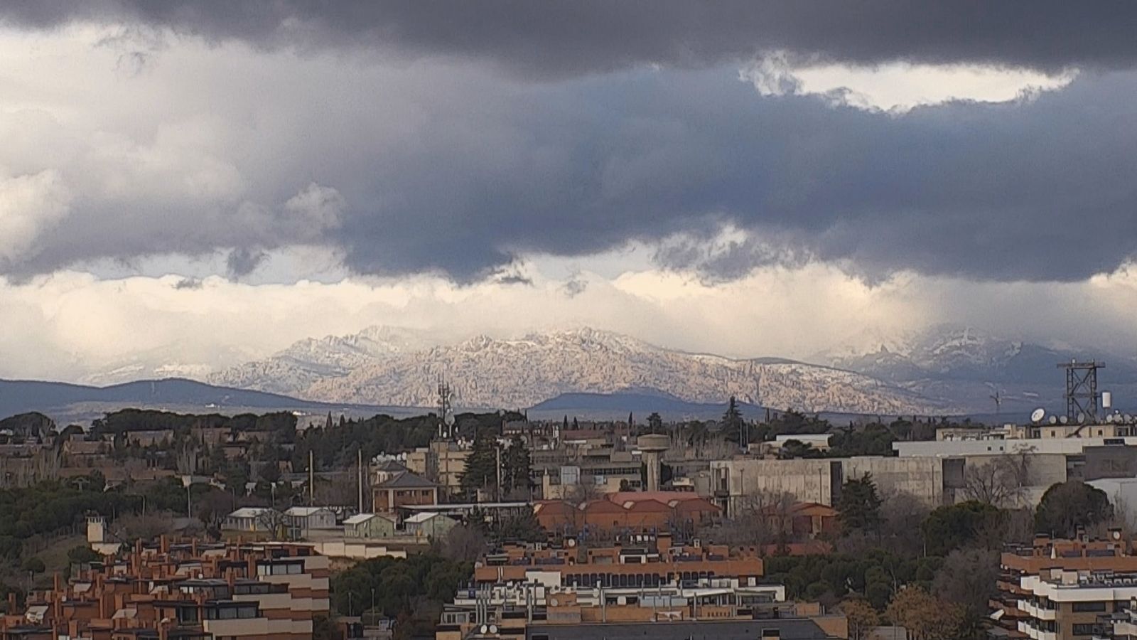 Nubes y nieve en la sierra madrileña