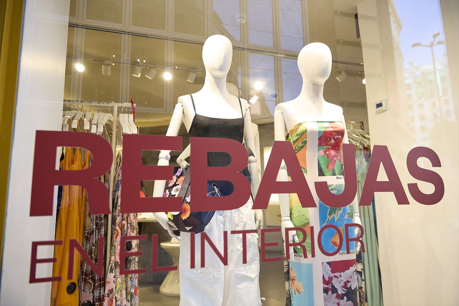 Un escaparate anuncia las rebajas de una tienda, a 26 de junio de 2025