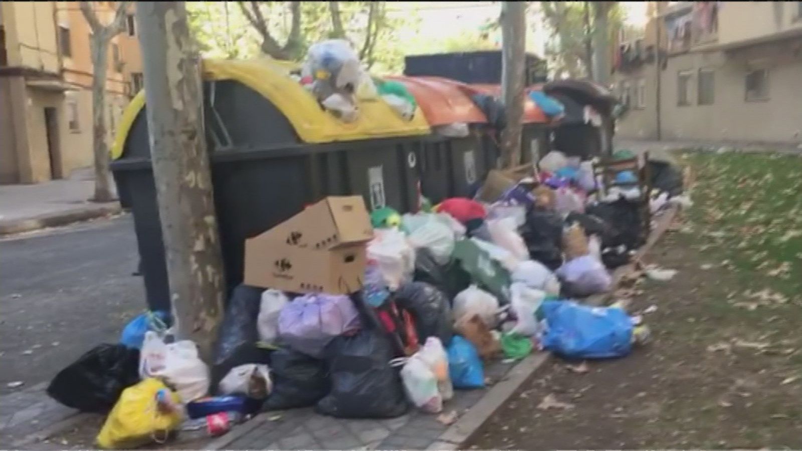 La plaza del Conde de Benavente de Carabanchel se llena de basura
