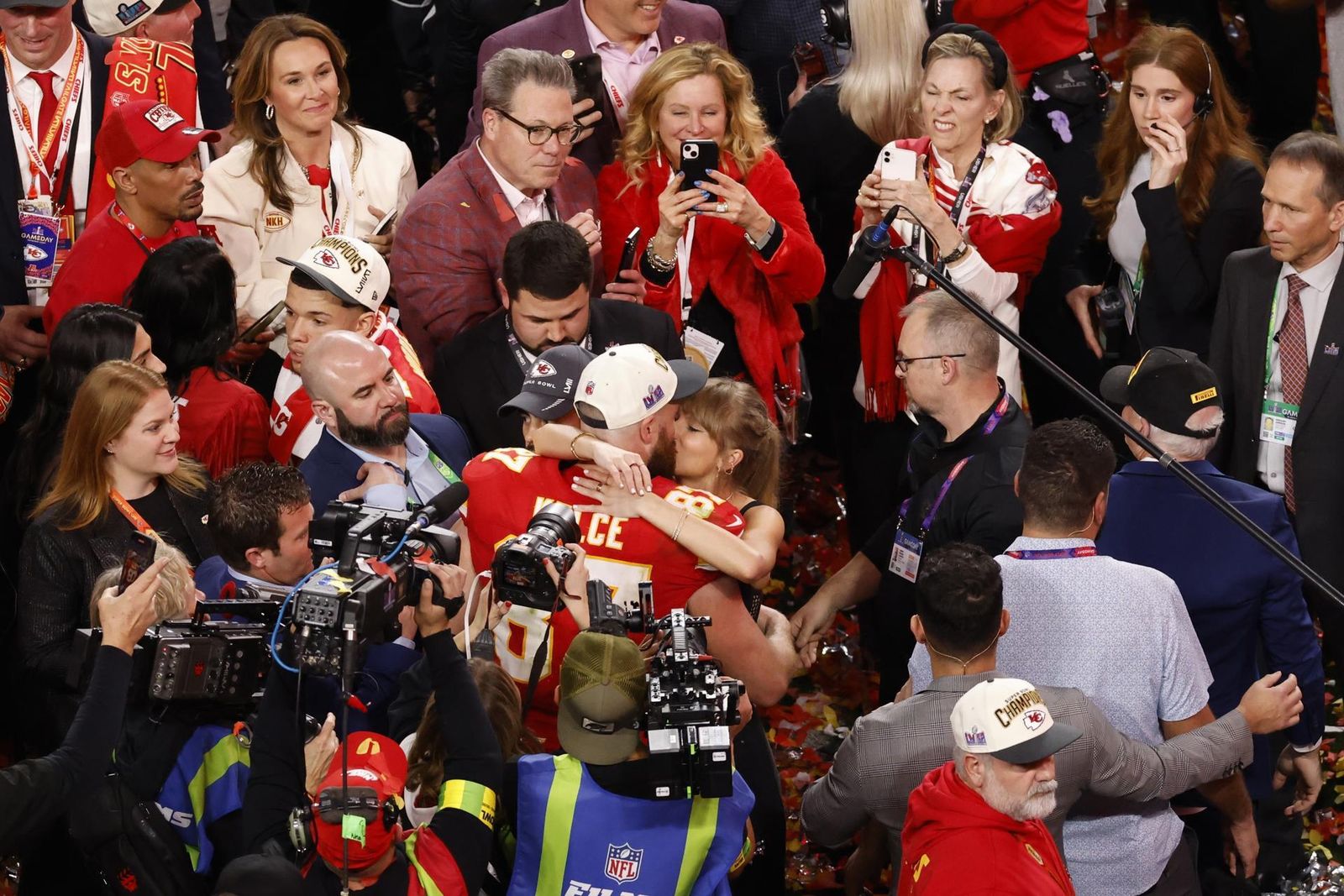 Taylor Swift lo da todo en la Super Bowl: nervios, bailes y un beso para la historia