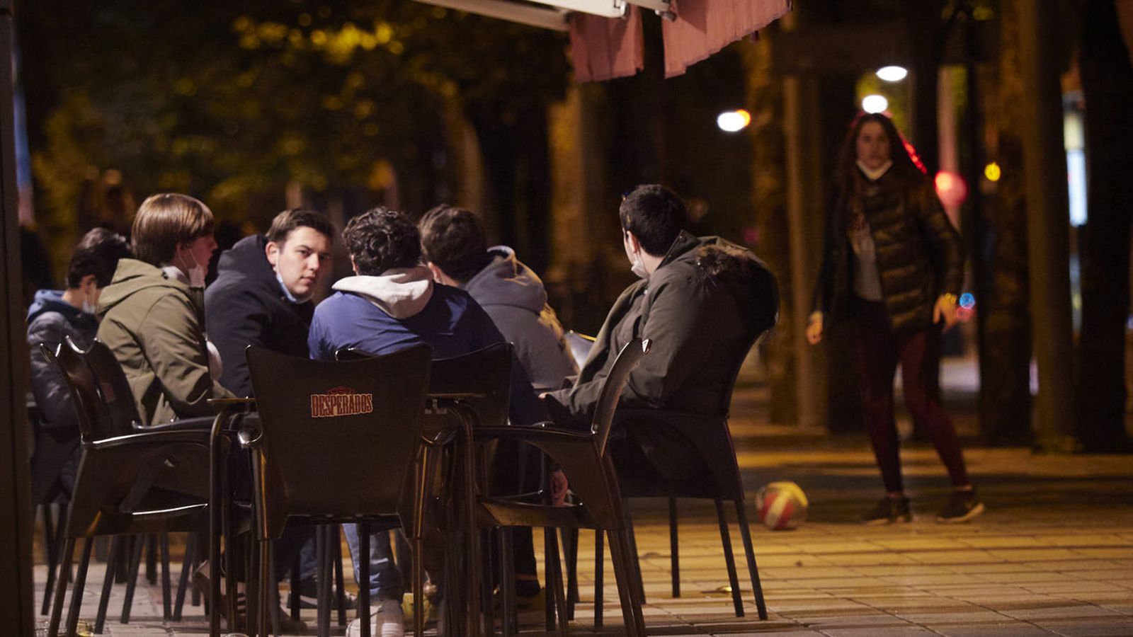 Clientes en una terraza por la noche en Madrid