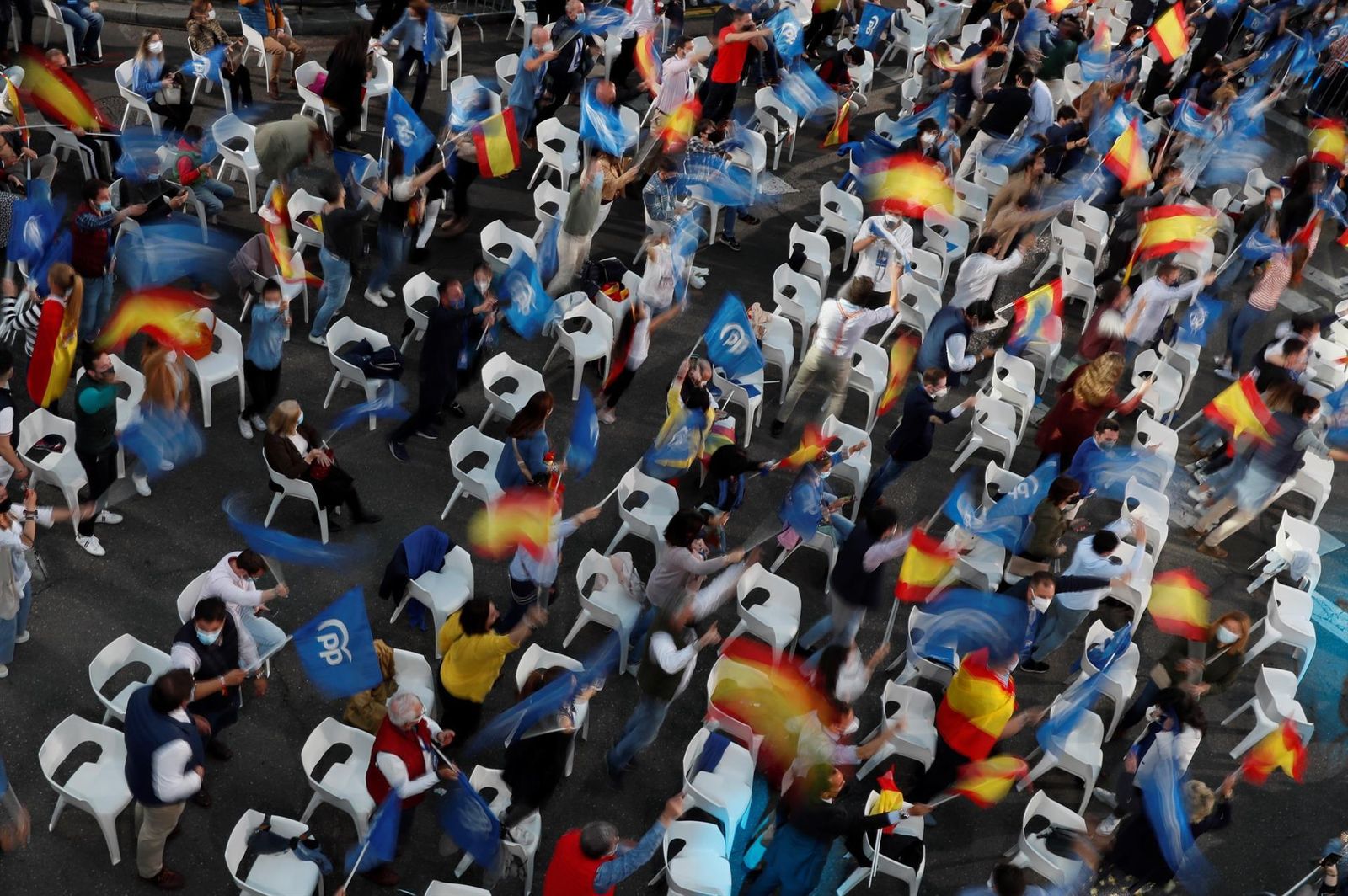 Seguidores del PP, celebrando en la sede del PP en la calle Génova