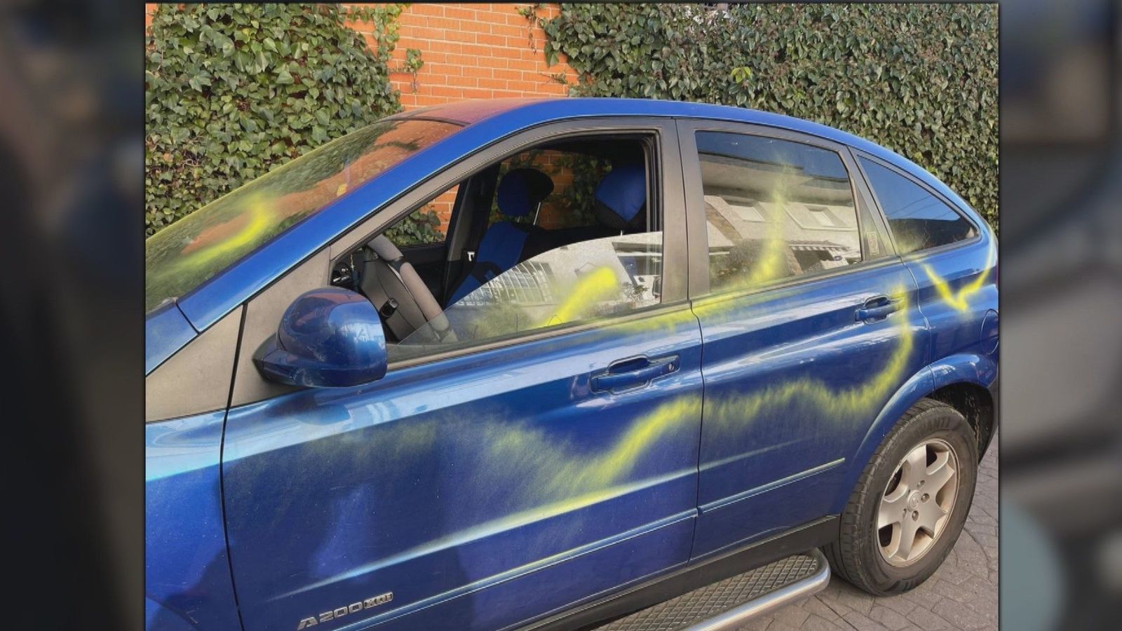 Pintadas y destrozos en coches y fachadas de Galapagar