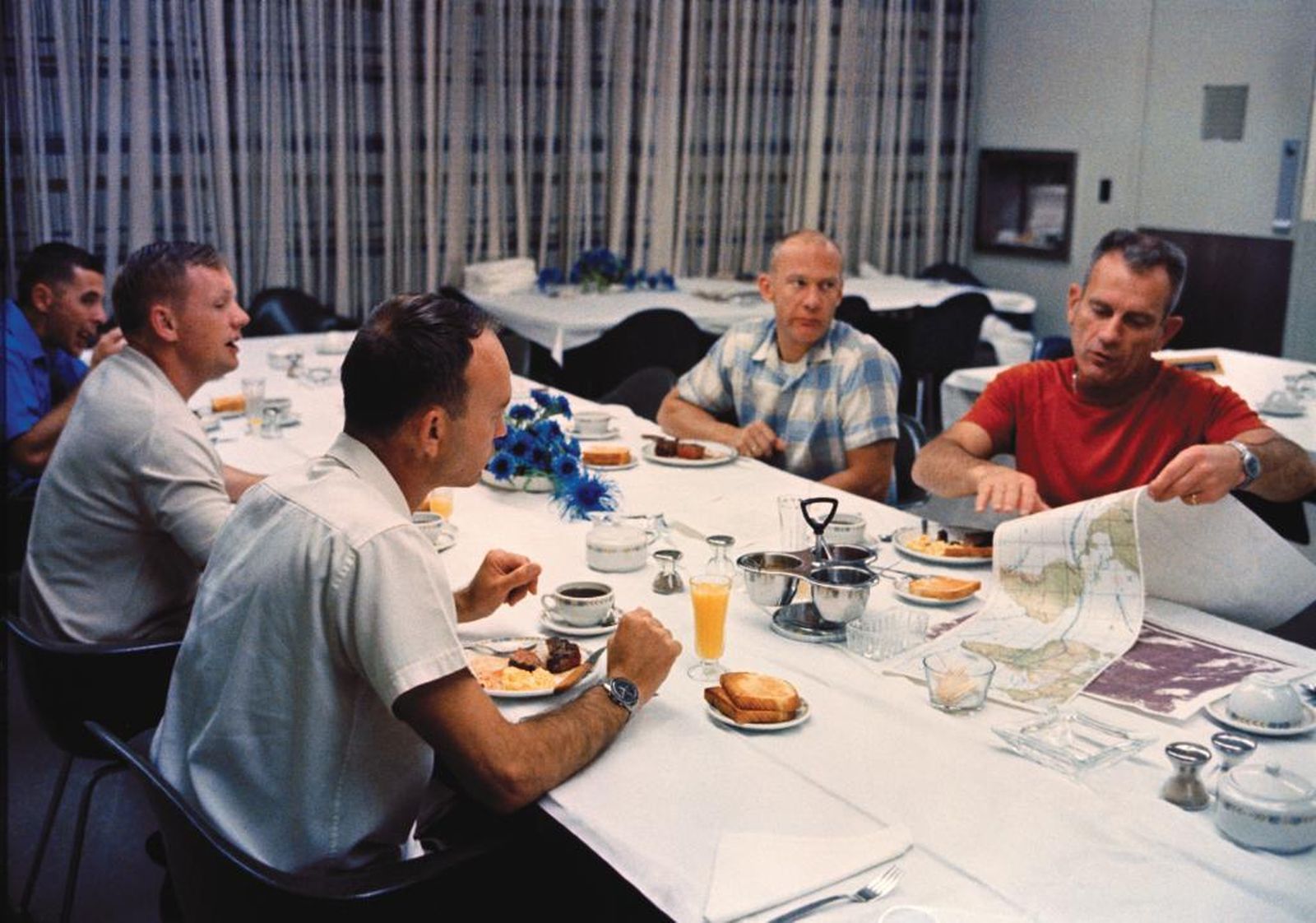 Hace 50 años, los astronautas del Apollo 11 Neil Armstrong, Michael Collins y Buzz Aldrin disfrutaron de una comida previa al lanzamiento en el centro Kennedy de la NASA. Antes de prepararse para la misión. El despegue fue a las 9:32 am