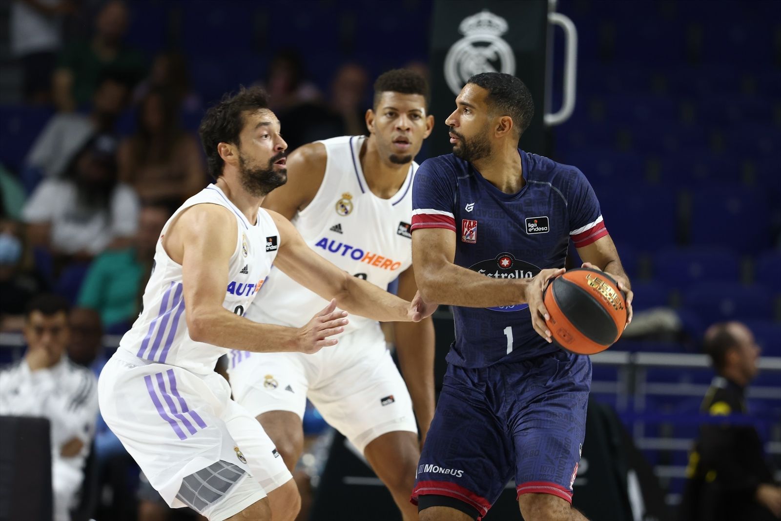 Scrubb defiende el balón frente a Llull y Tavares