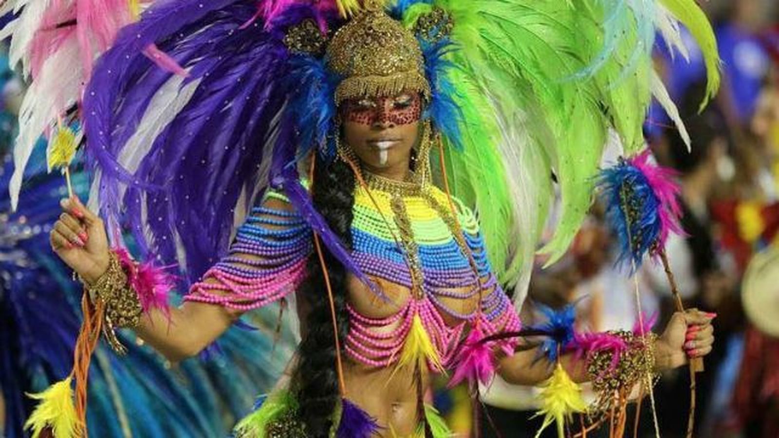 Brasil deja sus crisis de lado para entregarse al carnaval