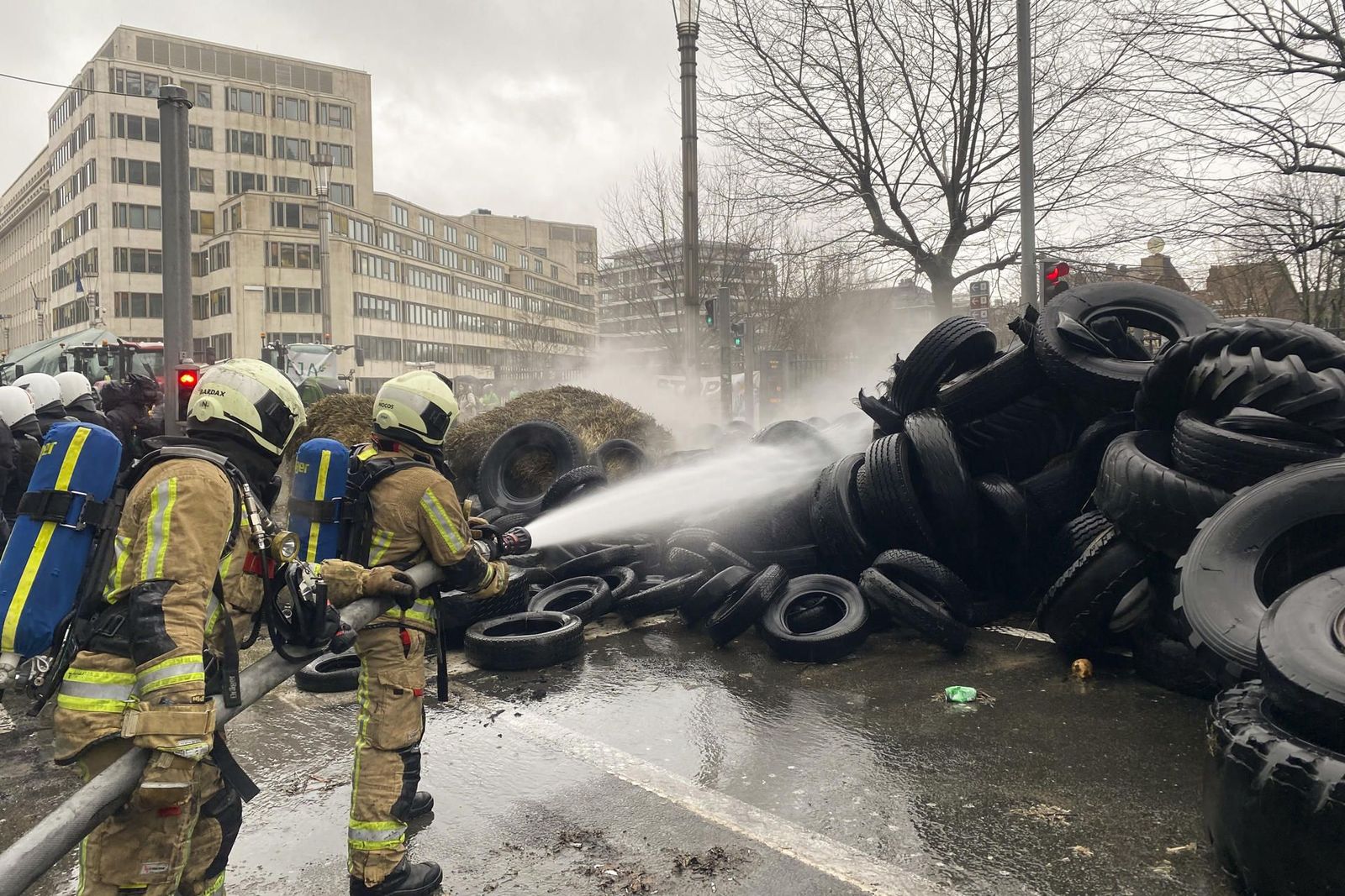 Barricadas, quema de neumáticos y cargas policiales en la protesta de los agricultores en Bruselas