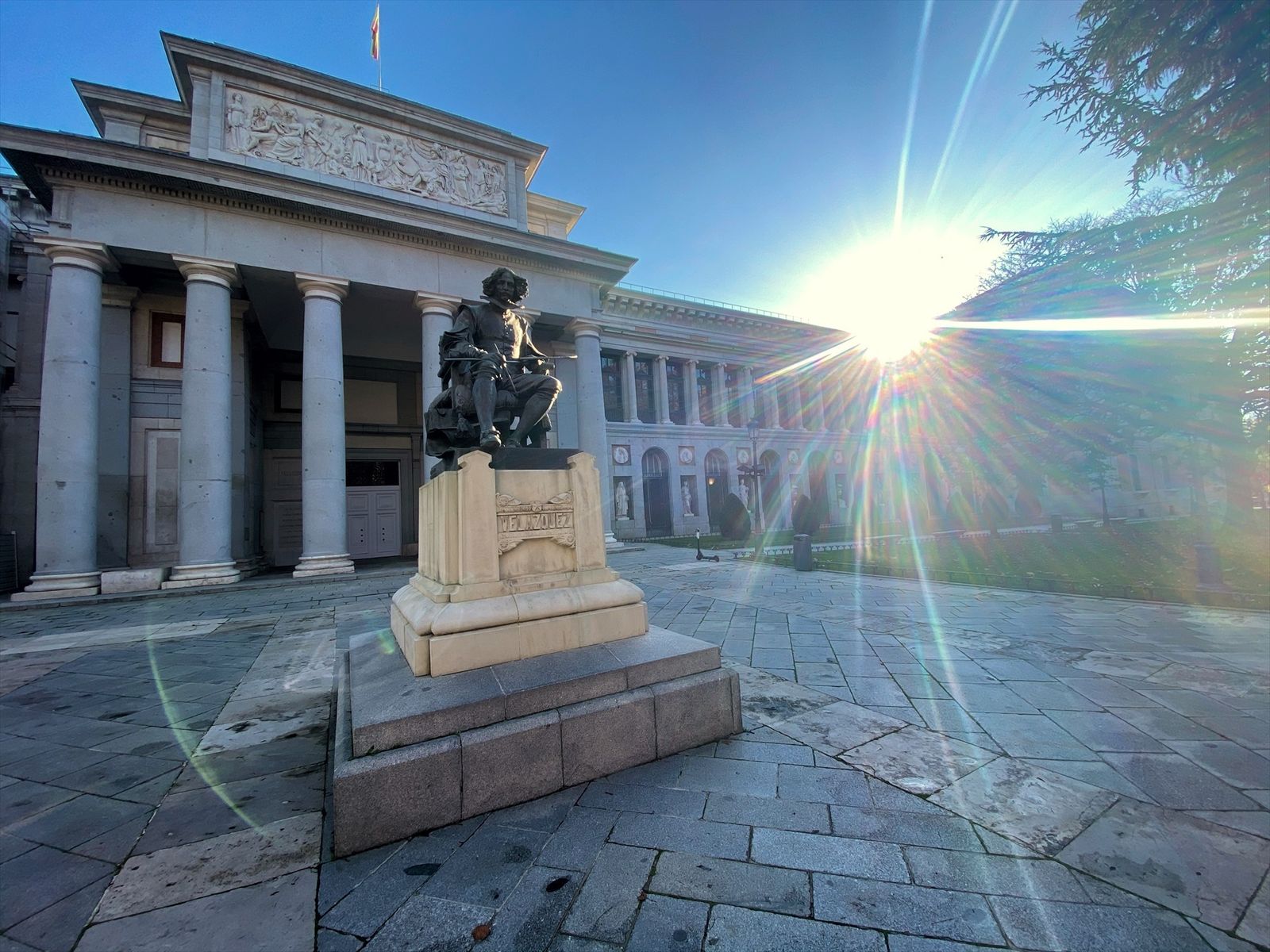 La estatua de Velázquez frente al Museo del Prado, en el Paseo del Prado