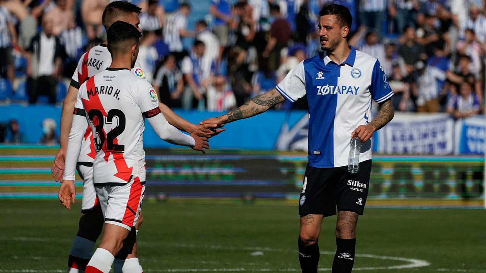 El delantero del Alavés José Luis Mato "Joselu" saluda a jugadores del Rayo Vallecano en Mendizorroza