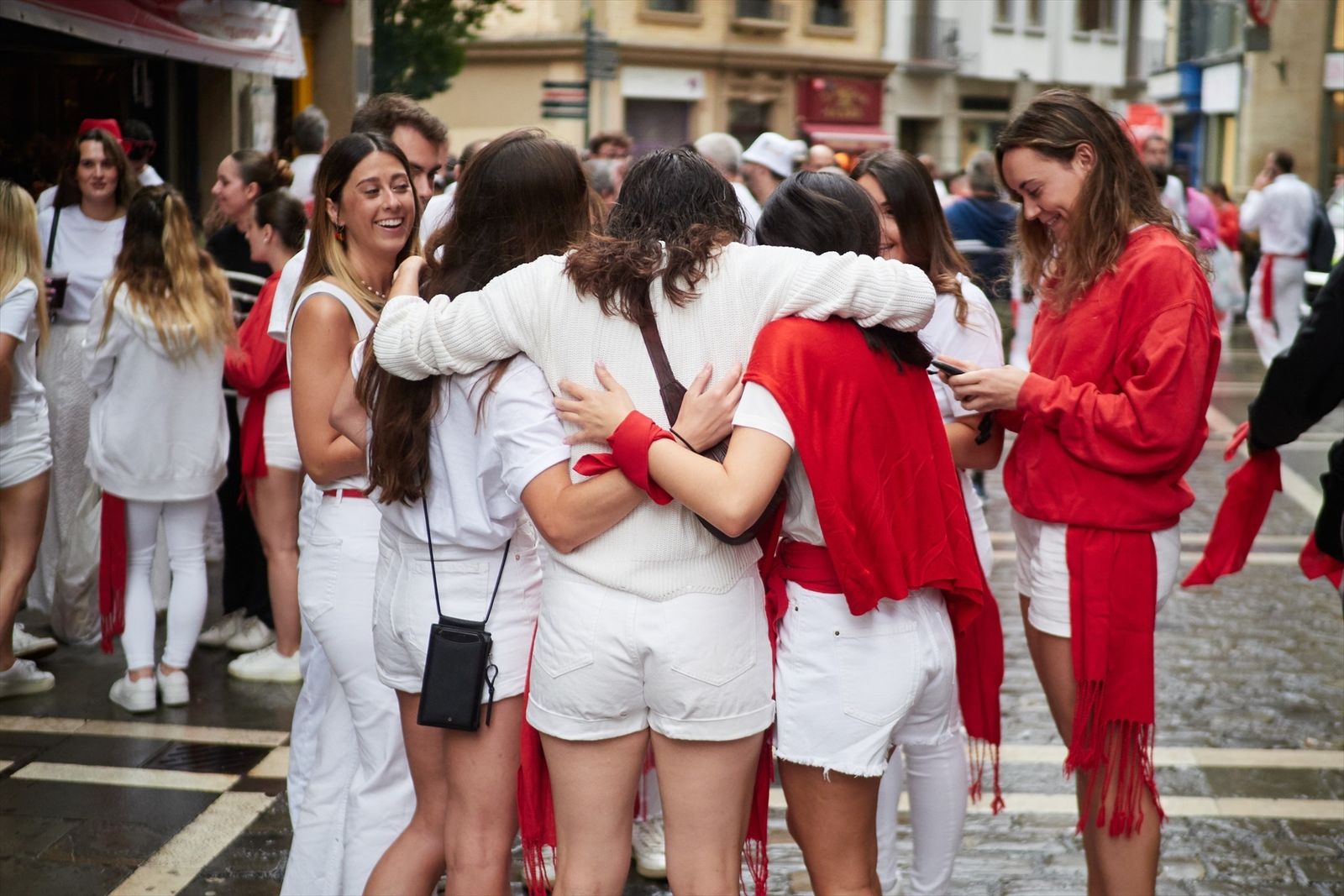 Un grupo de chicas celebra el inicio de los Sanfermines