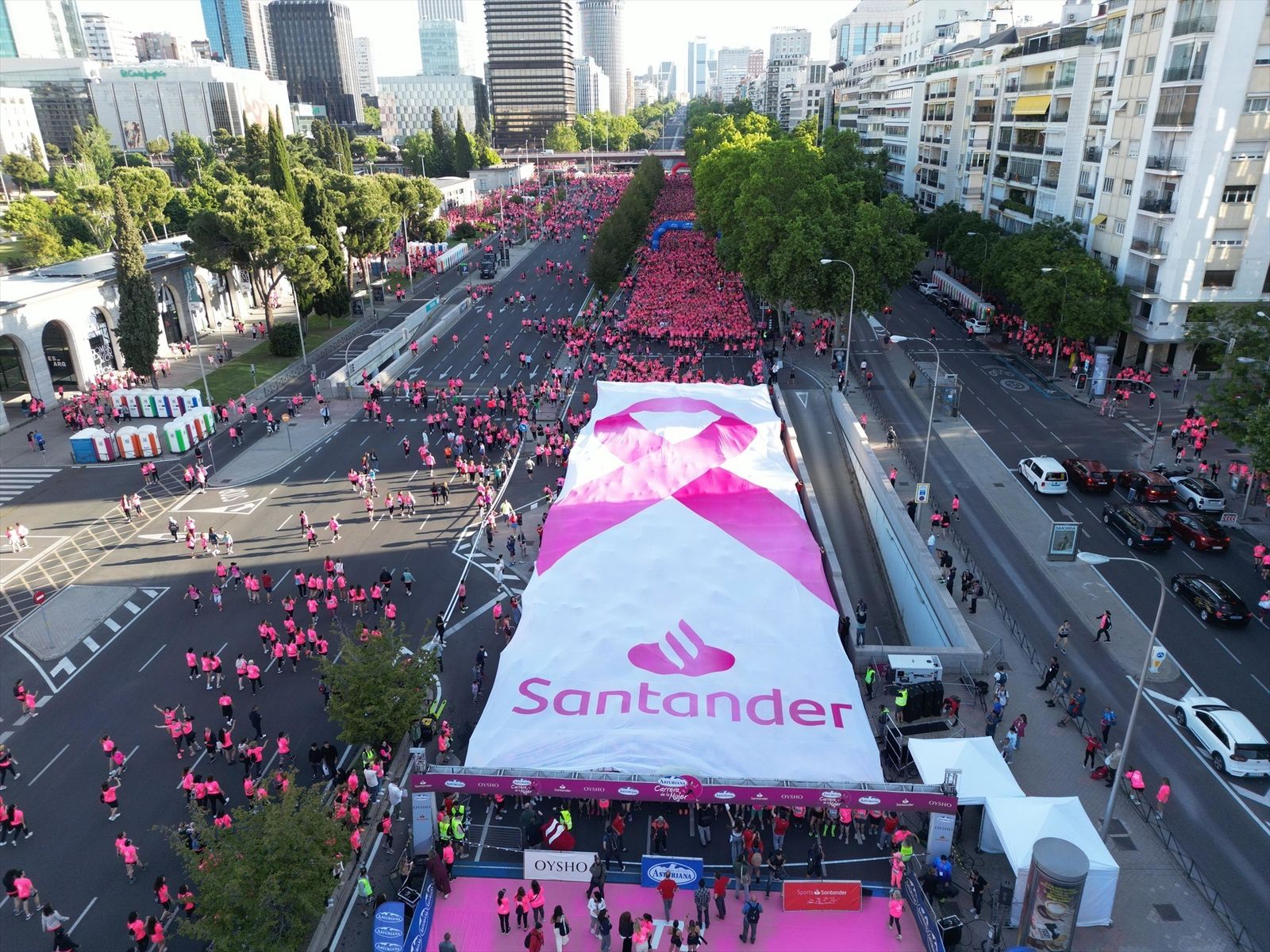 Carrera de la Mujer a su paso por el paseo de la castellana en Madrid