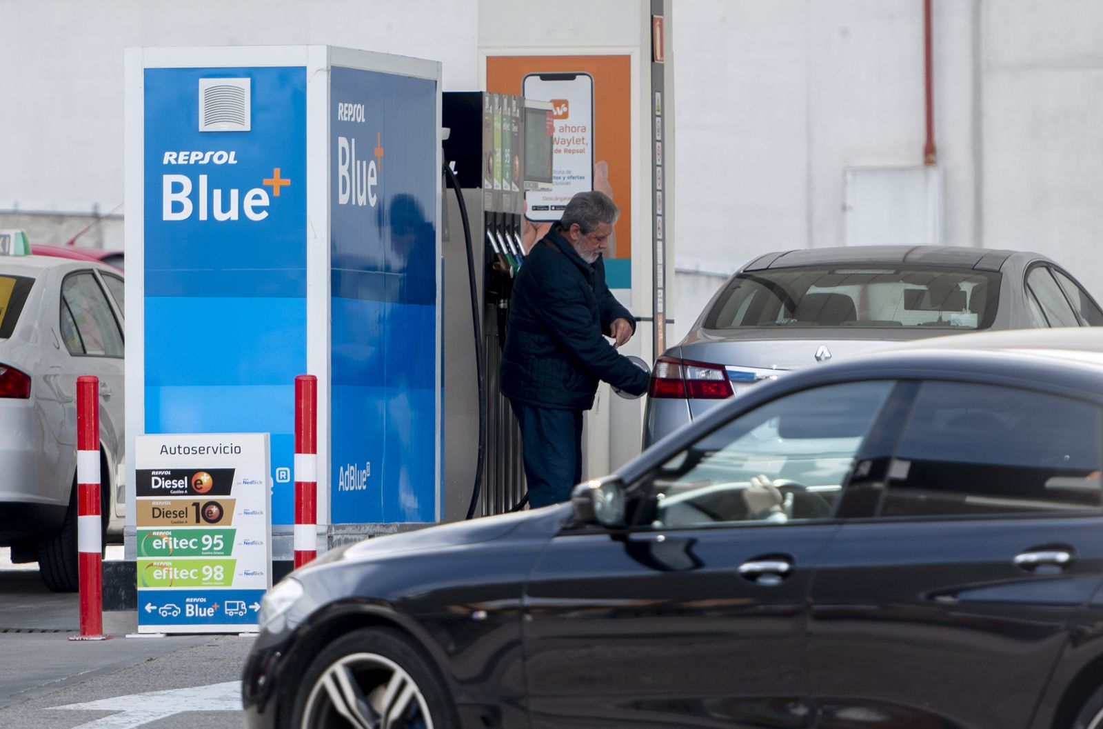 Un hombre reposta combustible en una gasolinera