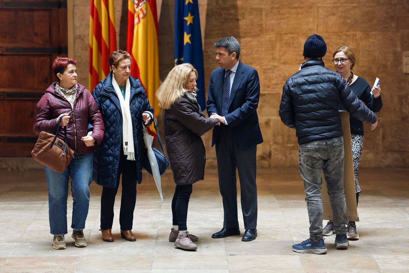 Mazón se reúne con varias víctimas de la DANA y se compromete a escuchar a más