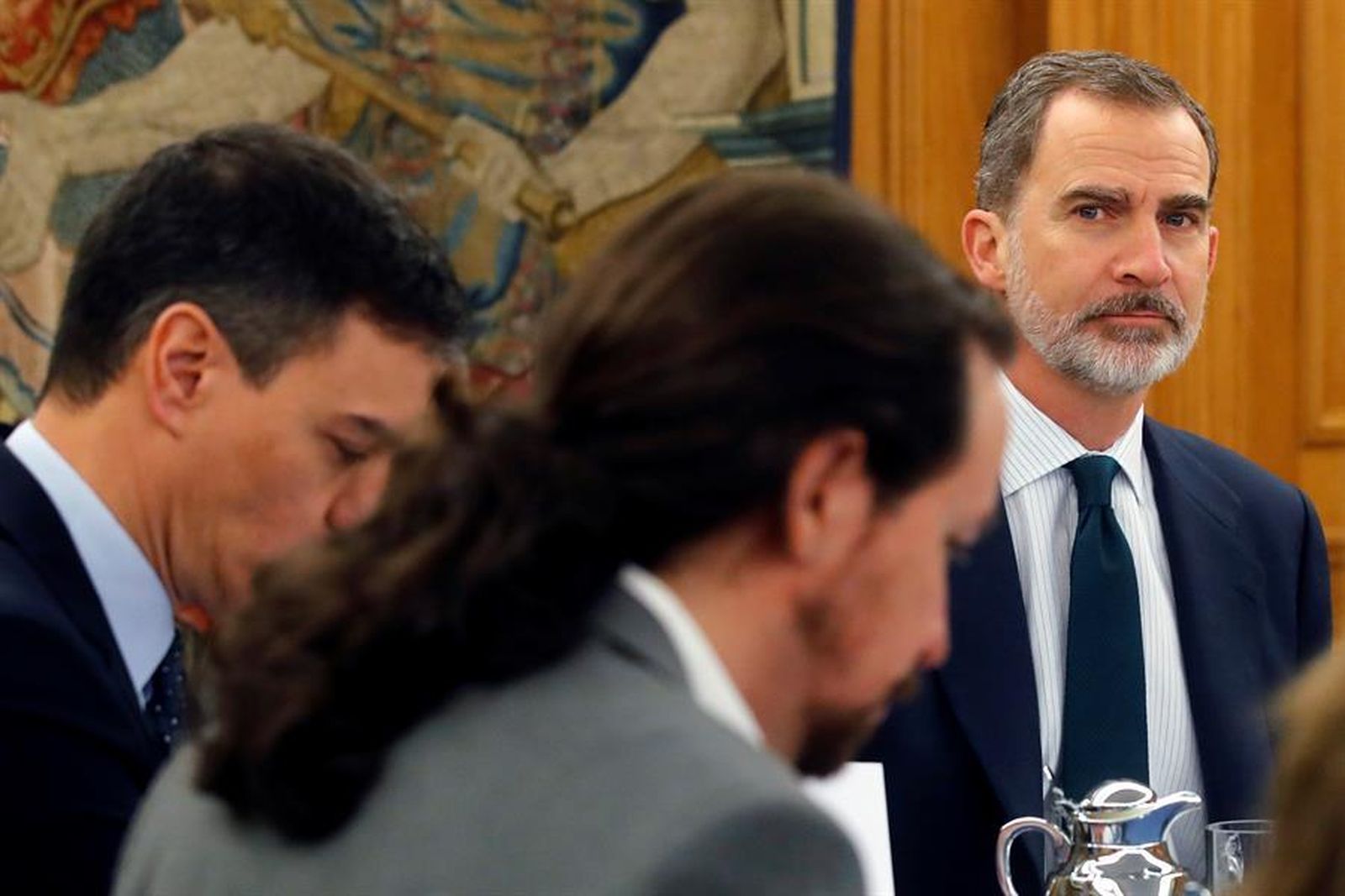 Felipe VI observa a Pedro Sánchez y a Pablo Iglesias