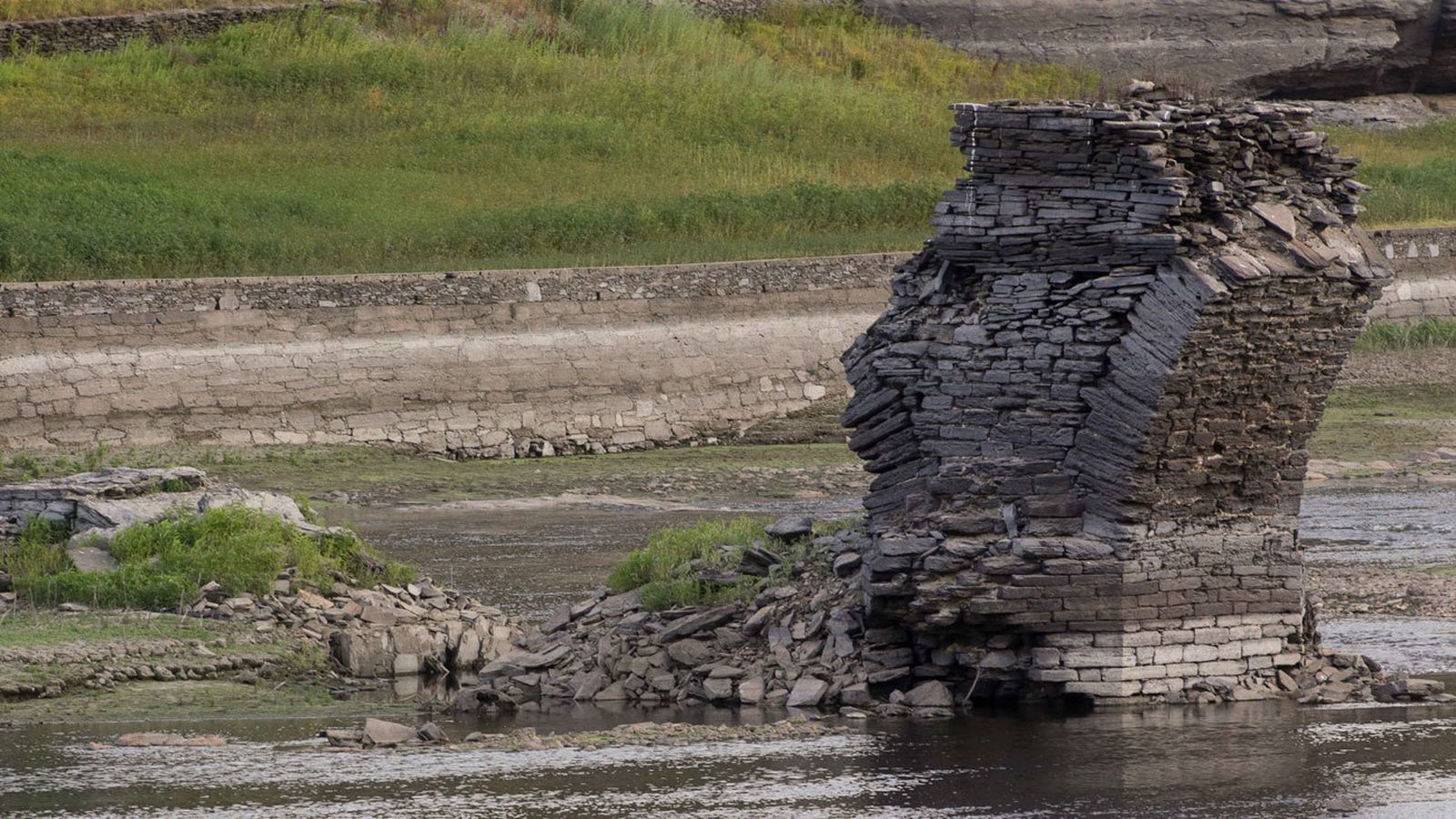 El río Miño, cuyo bajo caudal ha dejado a la vista las ruinas del antiguo Portomarín