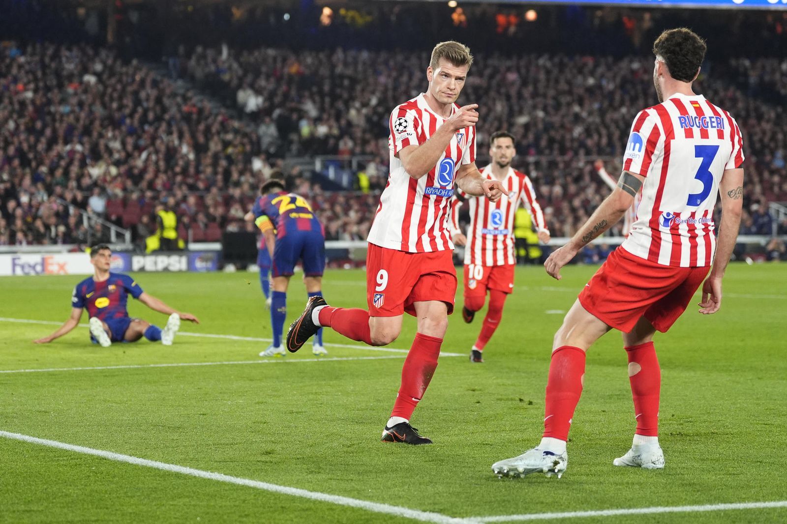 Sorloth ante el Barça