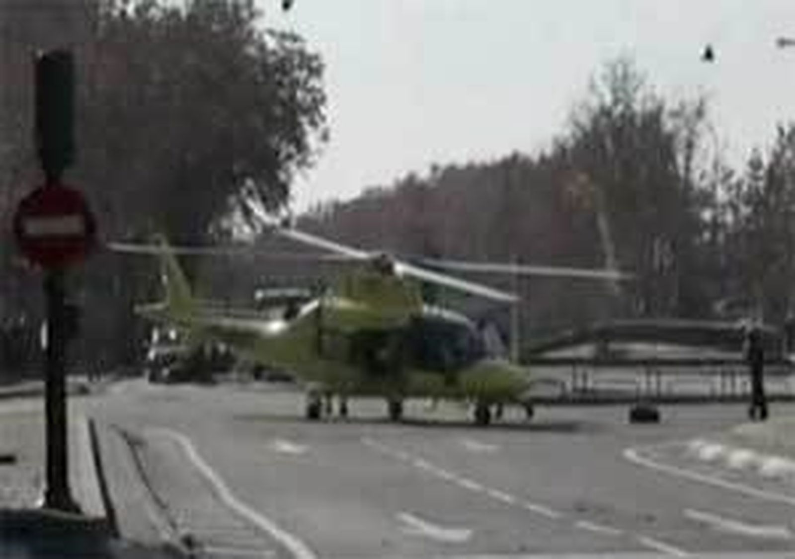 Un helicóptero del SUMMA aterriza en la plaza de Cristo Rey por el traslado de un enfermo
