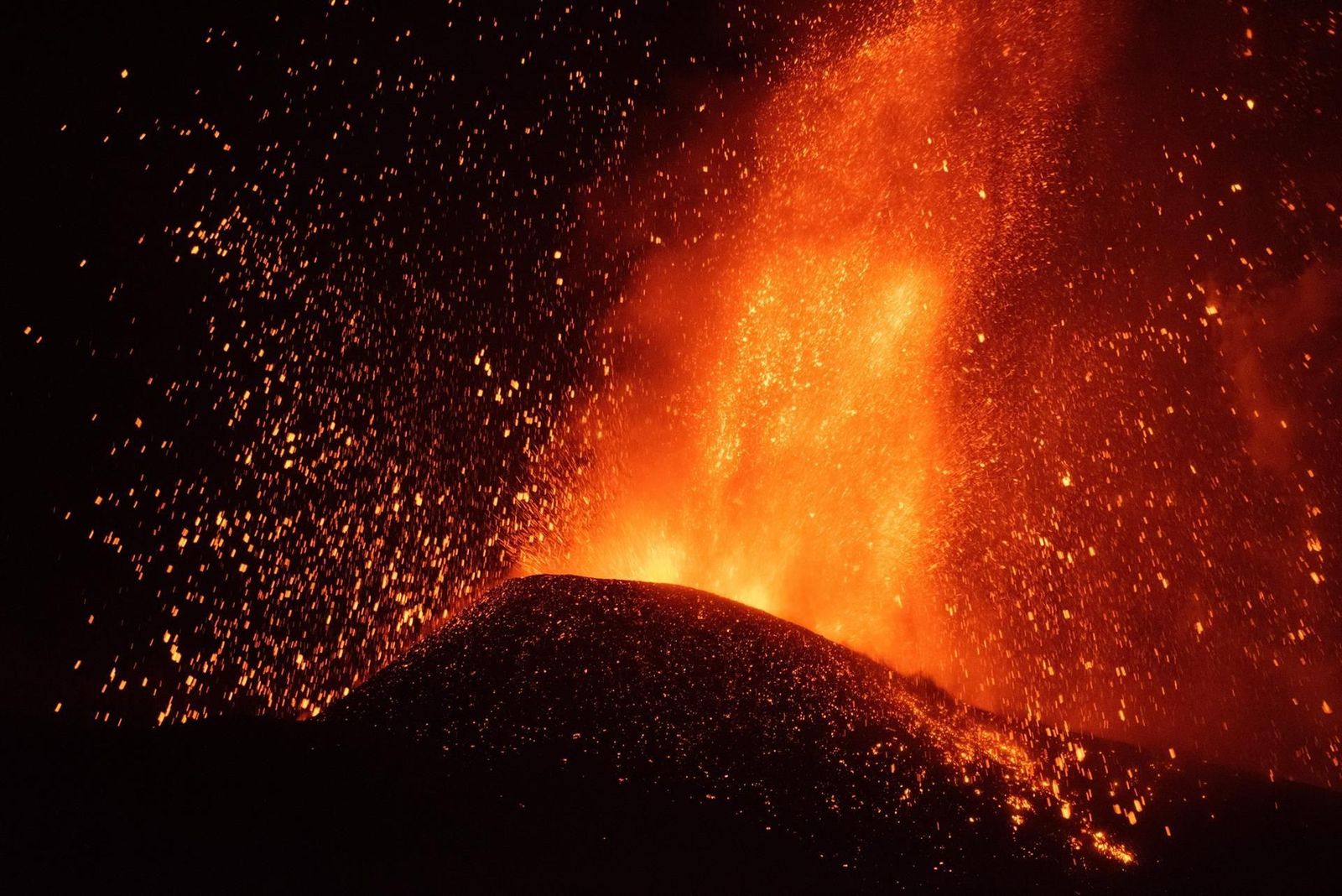 El volcán de La Palma entra en fases más explosivas, tras arrasar 240 hectáreas