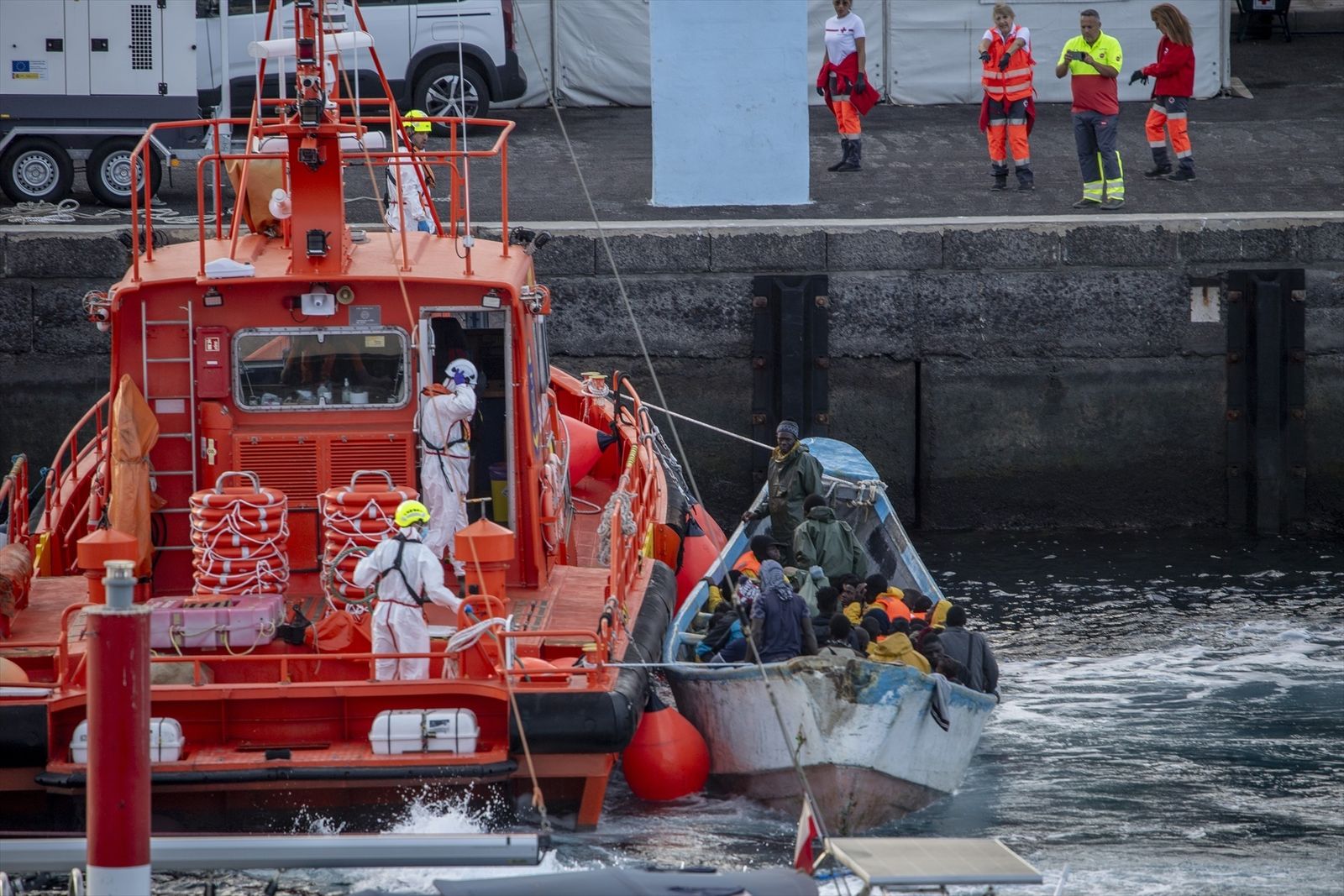 Un cayuco a su llegada al puerto de La Restinga