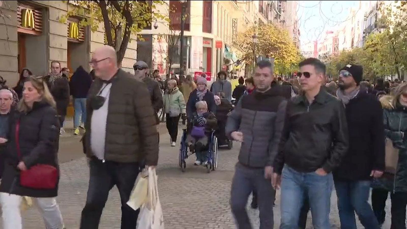 El centro de Madrid abarrotado, en el primer fin de semana de la temporada navideña