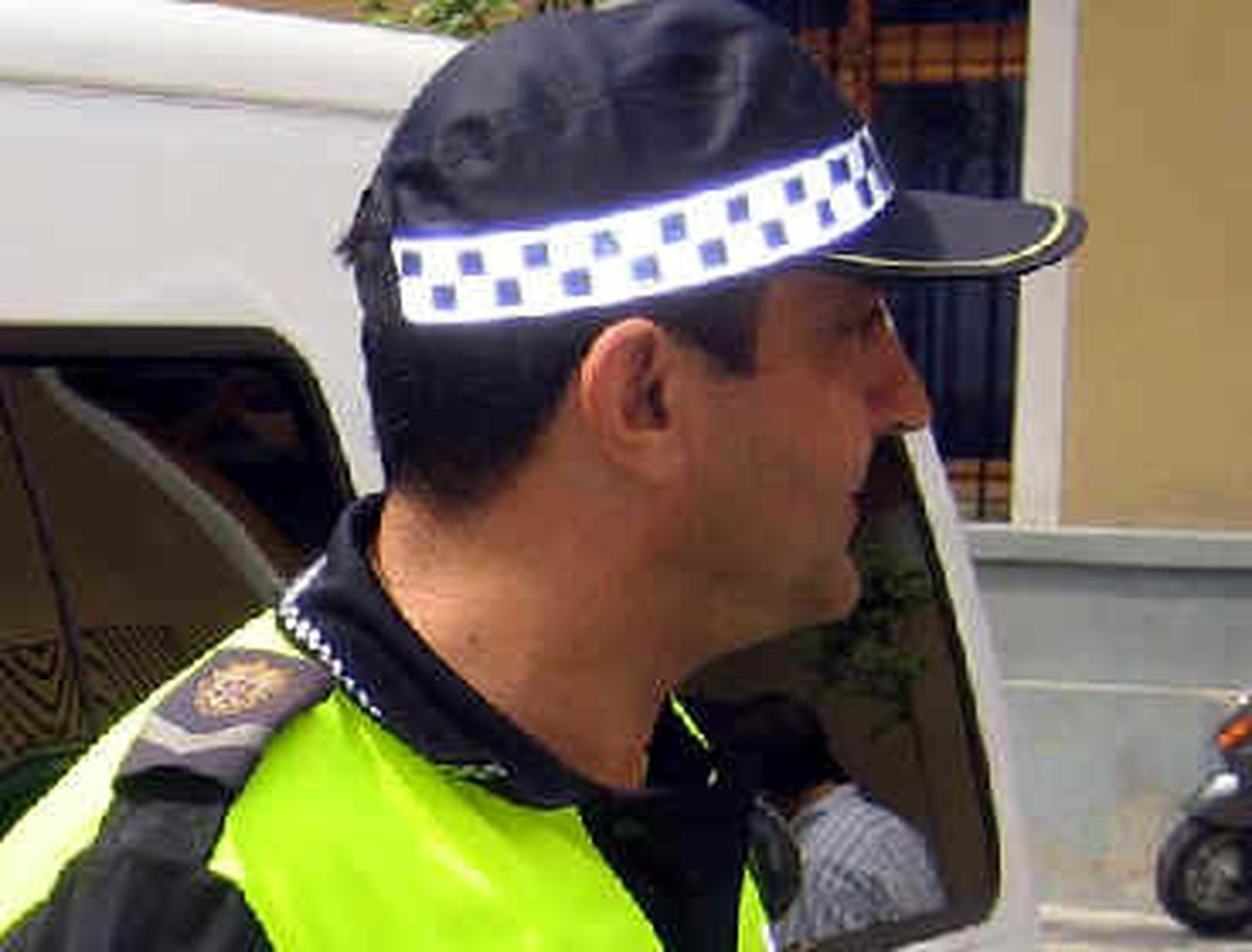 La Policía Municipal multa a varios coches oficiales del PSOE durante la celebración del Comité Federal