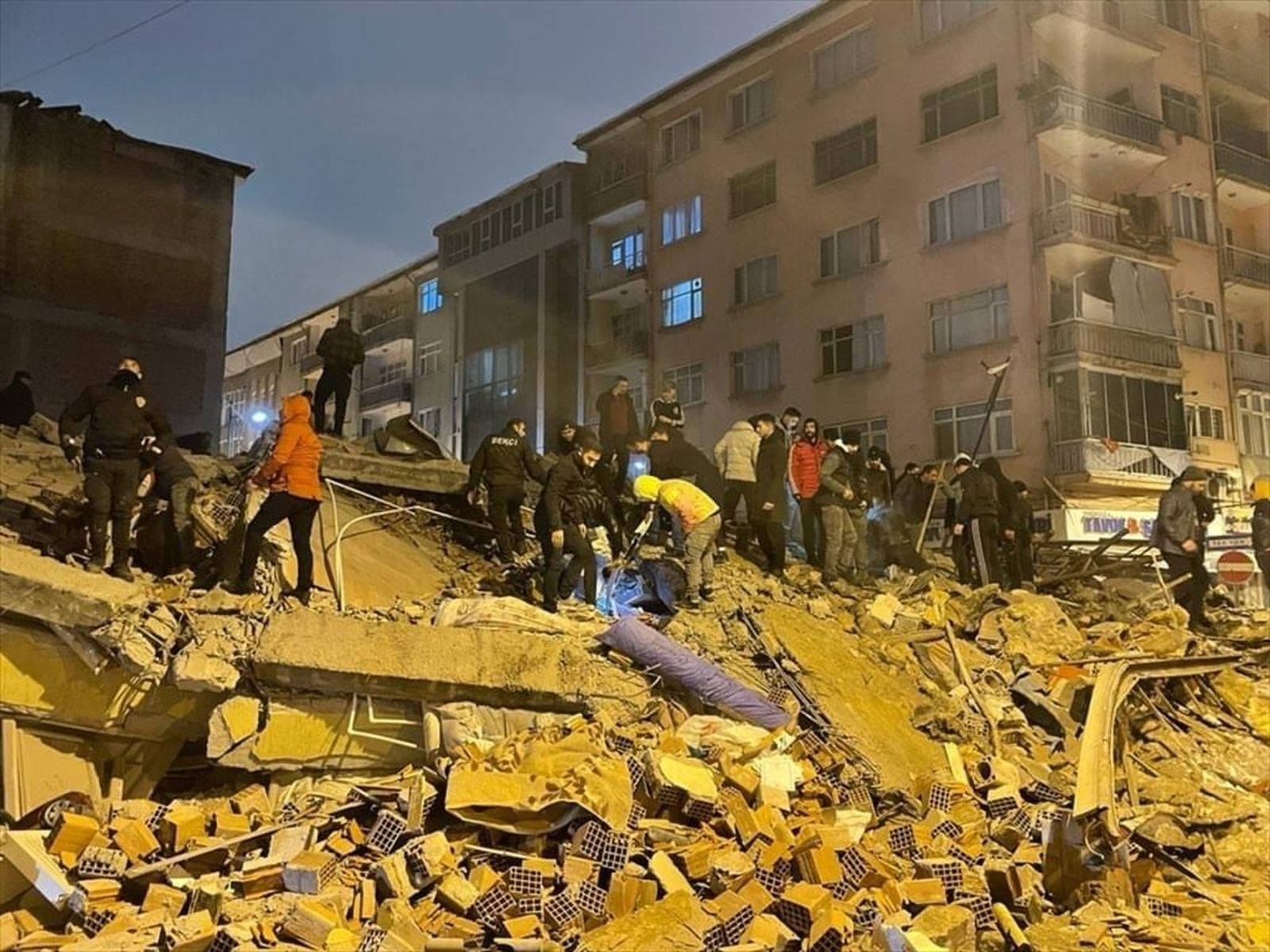 Labores de rescate en Turquía tras el terremoto