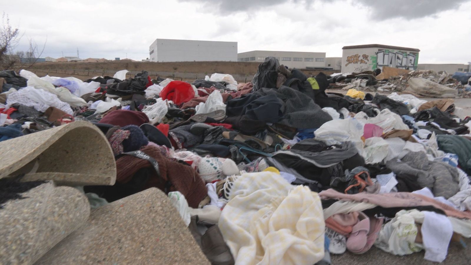 Vertedero de ropa usada, en Fuenlabrada