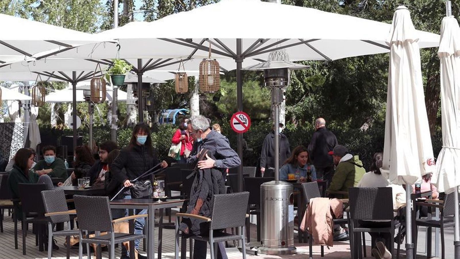 Una terraza de Madrid que cuenta con estufas