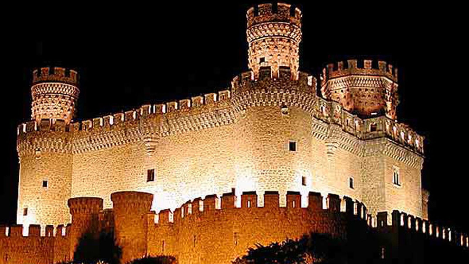 Vista nocturna del castillo de Manzanares el Real