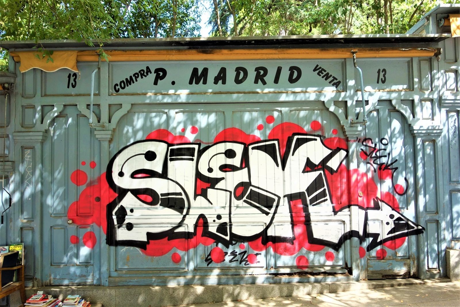 Graffiti en una caseta de la Cuesta de Moyano