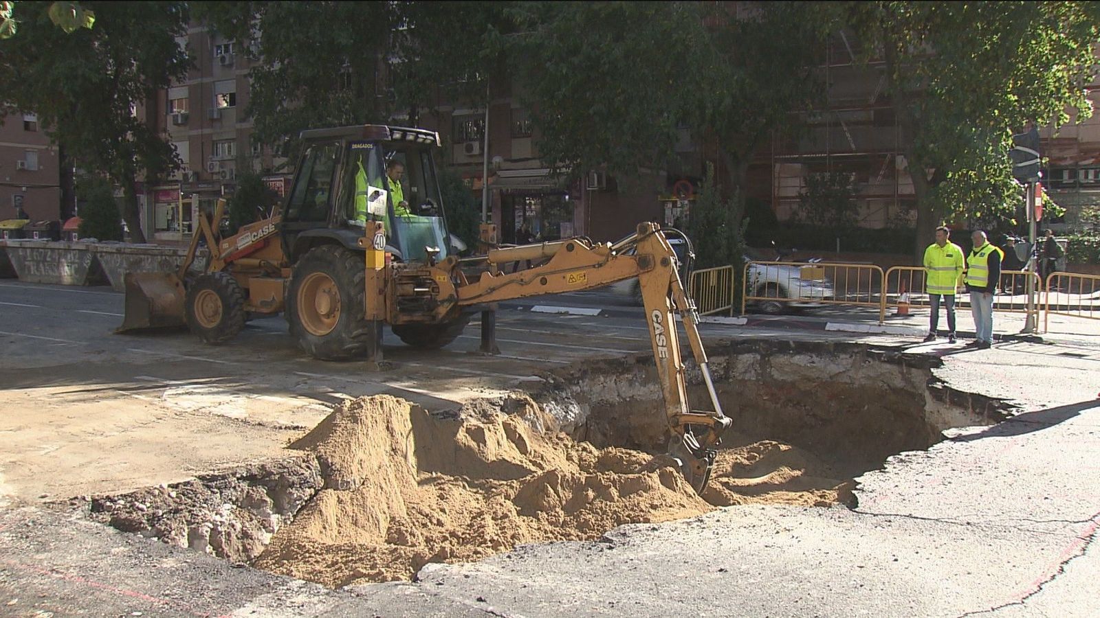 El socavón de Ciudad Lineal deja a 14 portales sin agua