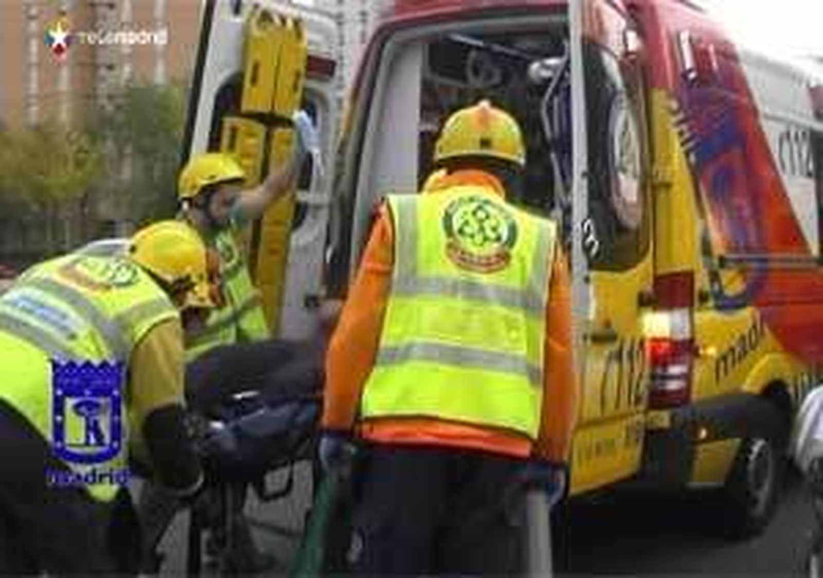 Un conductor herido grave tras ser embestido por un autobús y empotrarse contra un árbol