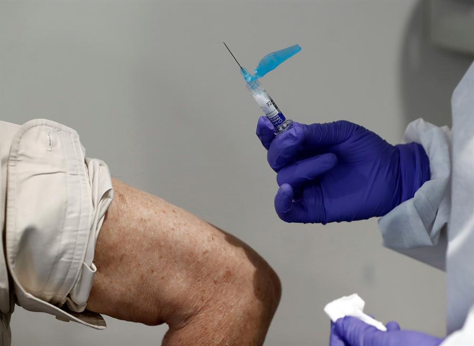 Una persona se vacuna contra la gripe