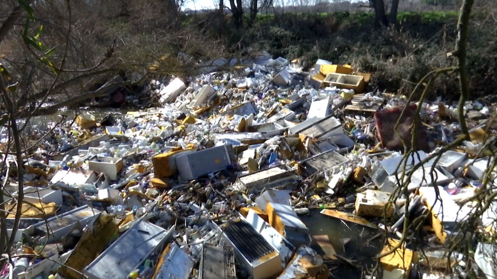 Los vecinos de Batres denuncian la suciedad que se acumula en el río Guadarrama