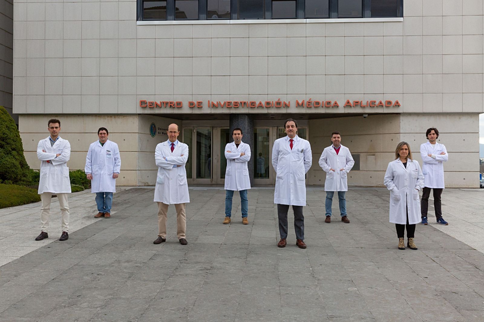 Los doctores Fernando Lecanda y Rafael Martínez-Monge con el equipo del Cima que ha participado en una investigación que previene en ratones la reaparición del cáncer de mama más agresivo