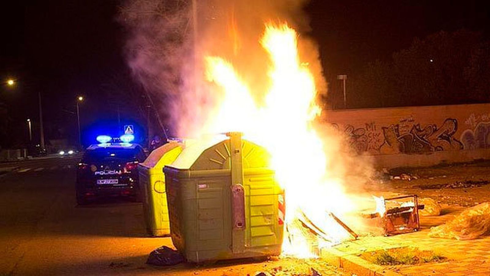 Contenedores de residuos urbanos ardiendo