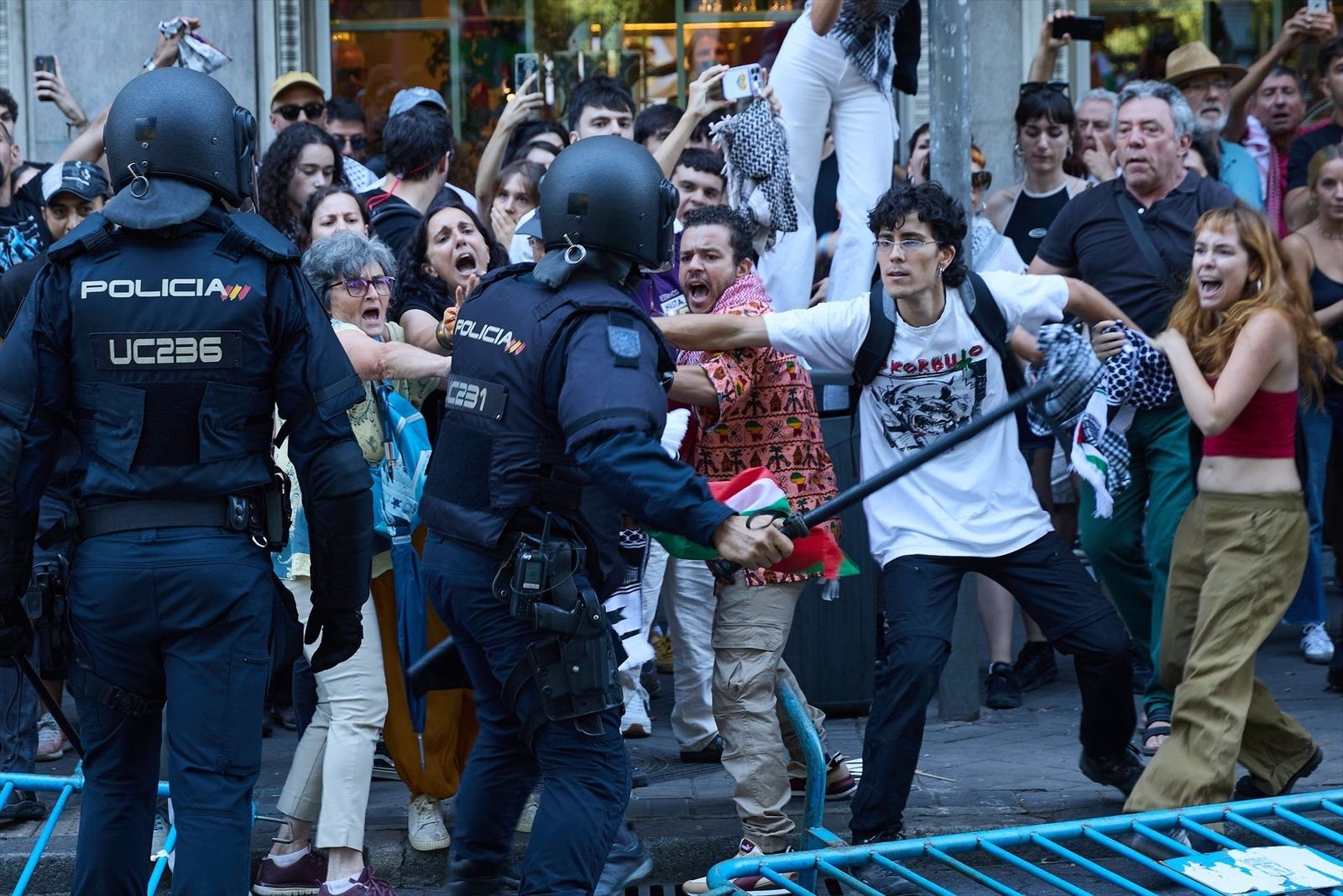 Los incidentes en el final de La Vuelta en Madrid dejan 22 policías heridos y dos detenidos