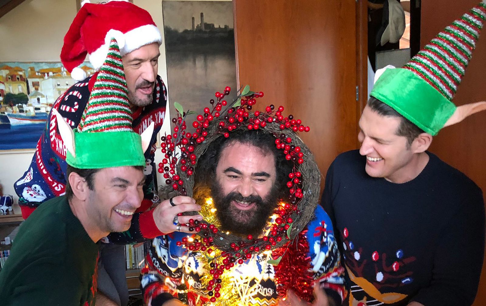 Manu Tenorio, Arturo Valls, El Sevilla y Alex O'Doherty cantan el villancico 'Alegría, alegría'