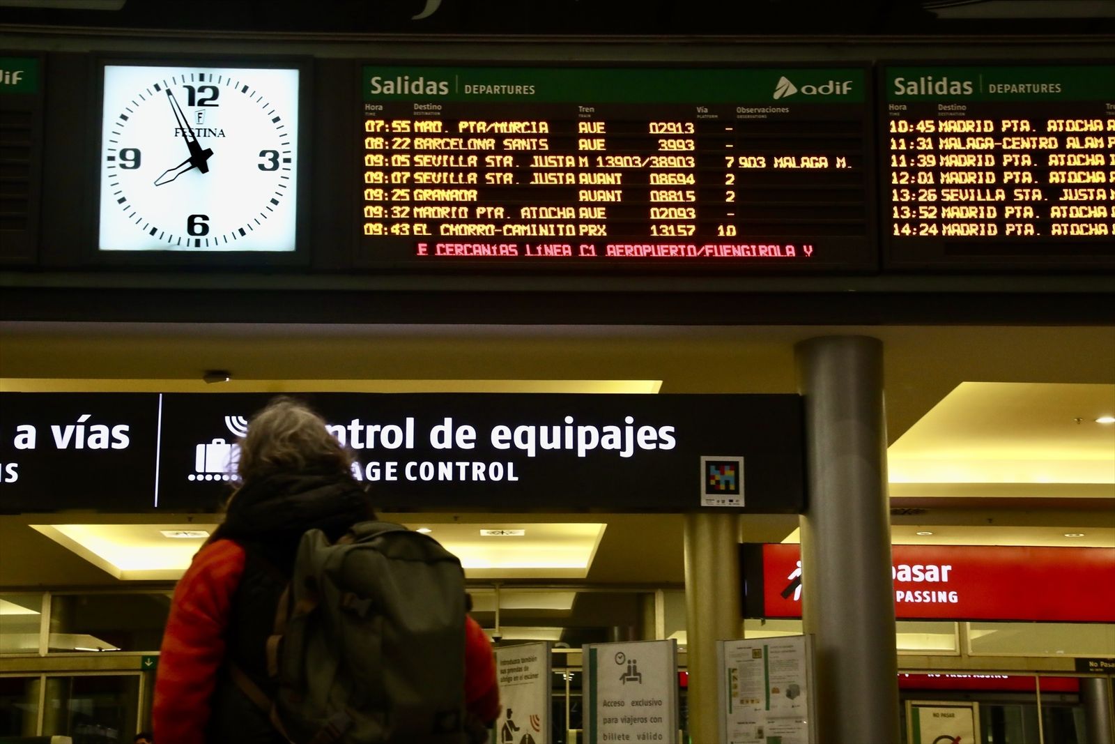 Imagen de suarios en la estación de trenes de Málaga, María Zambrano, afectados en sus viajes tras el accidente ferroviario ocurrido este pasado domingo
