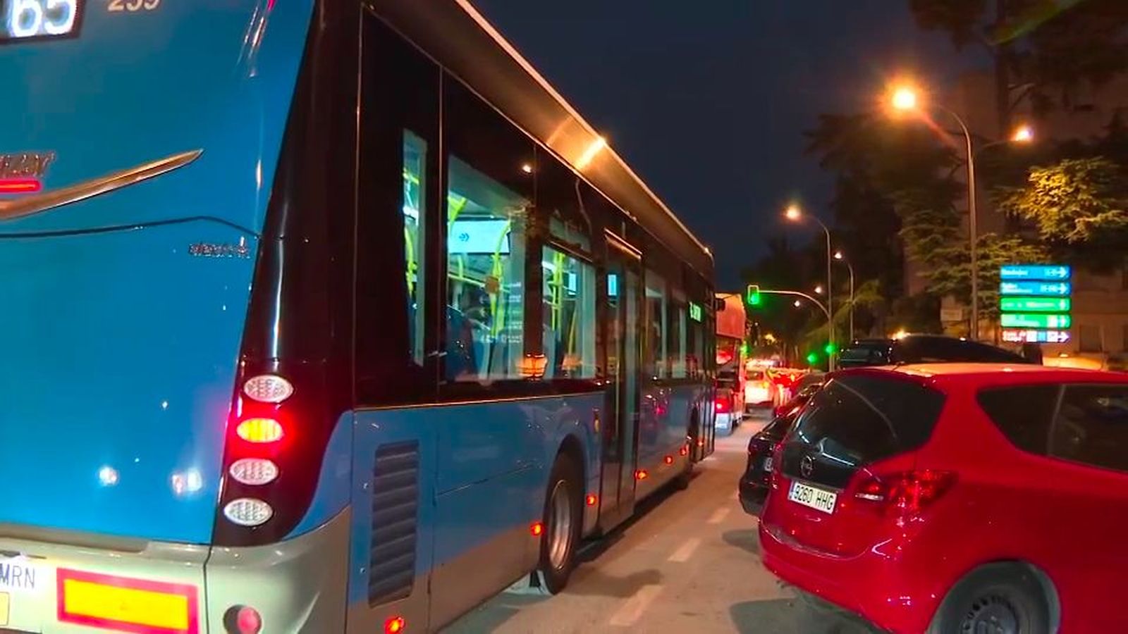 Estudiantes obligados a largas esperas para coger el autobús que les lleva al colegio debido a las obras de la A-5
