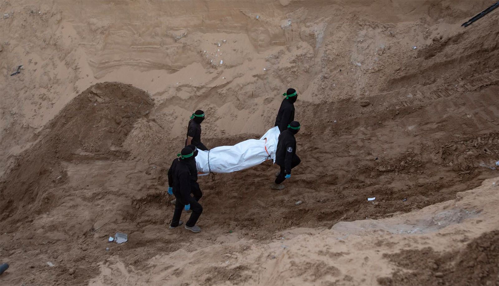 Militantes de Hamás con el cadáver de un supuesto rehén israelí