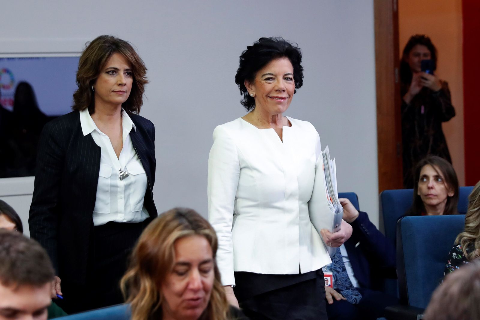 Las ministras de Educación, Isabel Celaá (d) y de Justicia, Dolores Delgado, durante la rueda de prensa posterior al Consejo de Ministros