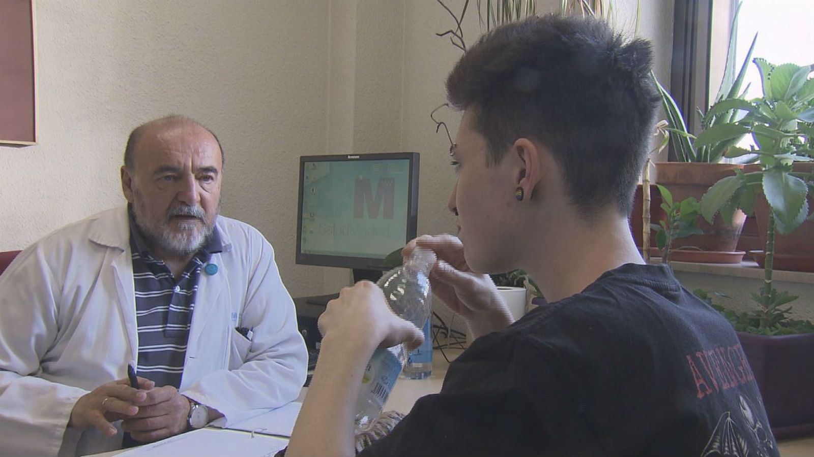 La comunidad reparte las primeras tarjetas sanitarias para transexuales