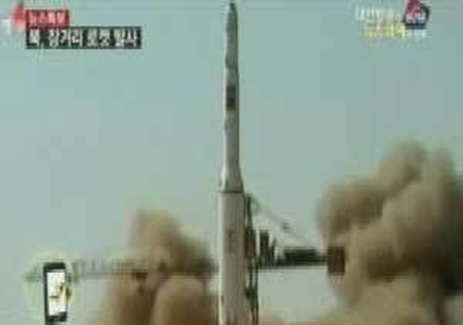 Corea del Norte lanza pone un cohete de largo alcance con un satélite de observación