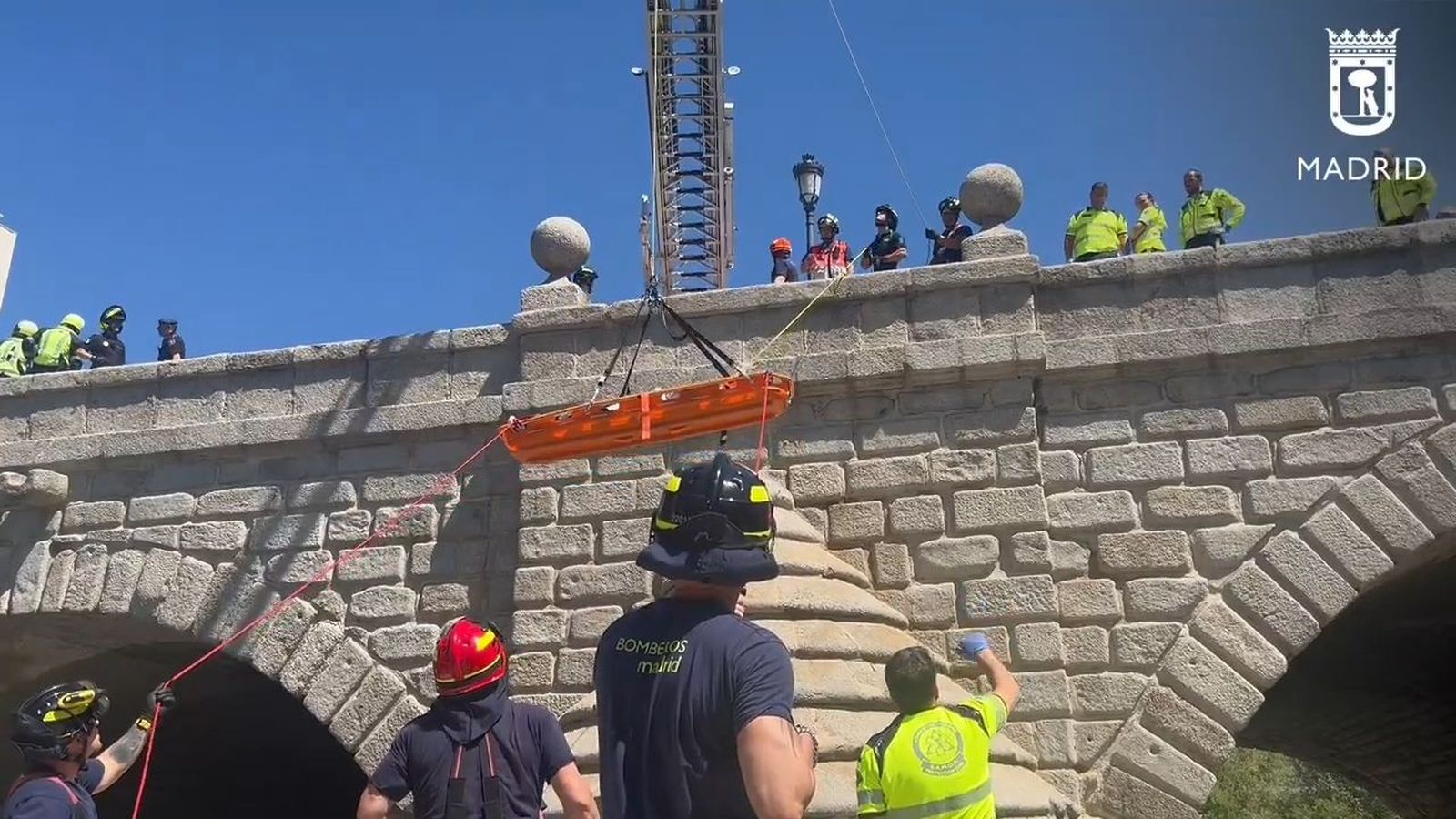 Rescatan a un hombre de 32 años tras caer desde del Puente de Segovia en Madrid Río