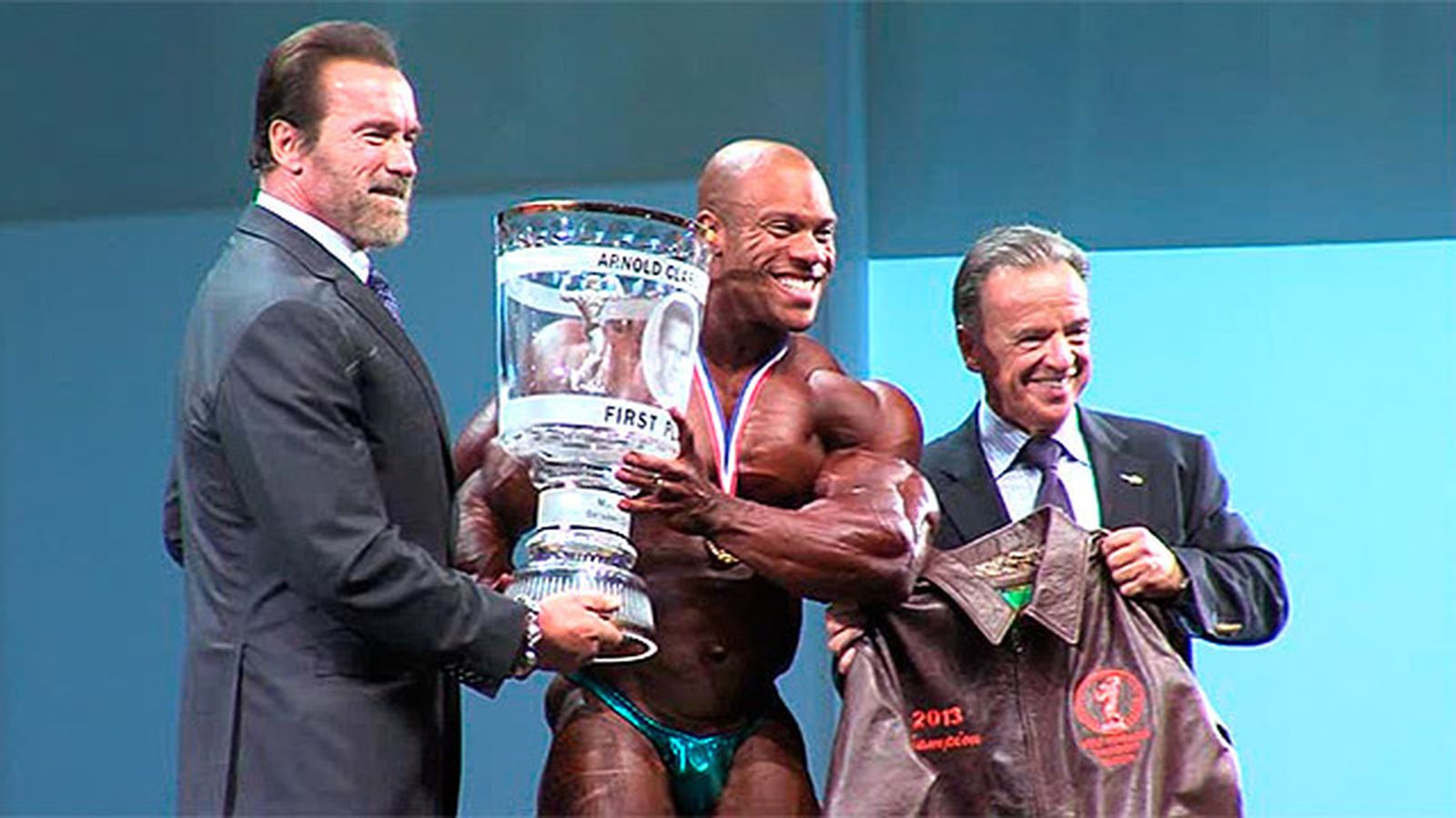 Phil Heath recibe el premio al mejor culturista de la Arnold Classic Europe de manos de Arnold Schwarzenegger