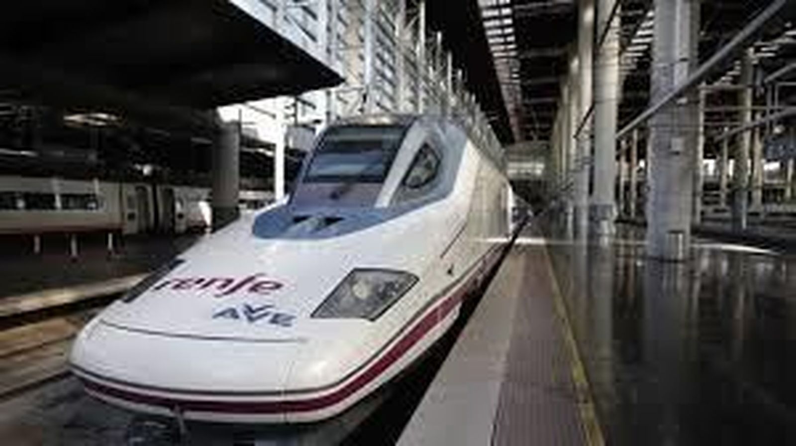 Adif restablece el servicio habitual de la Alta Velocidad Madrid - Barcelona tras el incendio del tren del 12 de octubre
