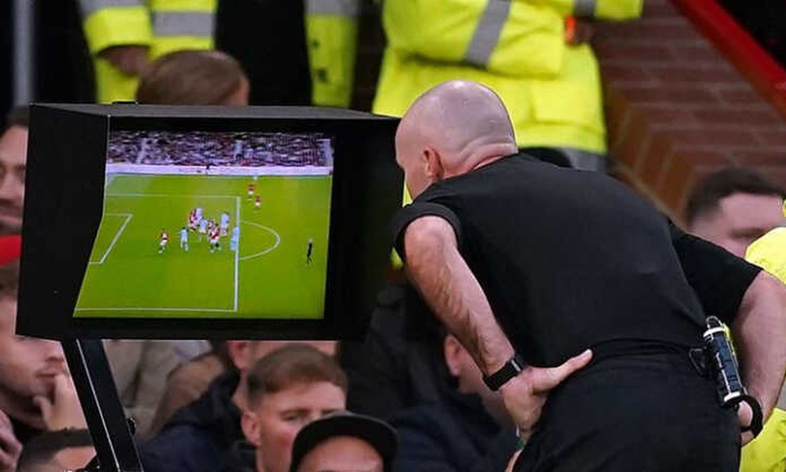 La Premier League quiere prohibir el VAR